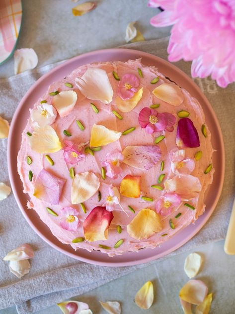 round cake with pink icing decorated with rose petals Rose Petal Cake Decoration, Rose Petal Cake, Rose Buttercream, Edible Rose Petals, Peanut Butter Icing, Rose Flavored, Freeze Dried Raspberries, Dessert Smoothie, Dried Raspberries