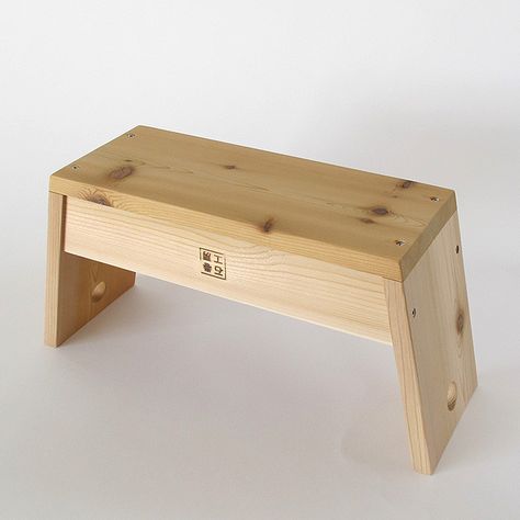 Mission Accomplished: A Japanese Design Lab's Two-in-One Garden Stool: Gardenista Wooden Stools Diy, Garden Objects, Stool Woodworking Plans, Japanese Woodworking, Diy Outdoor Furniture Plans, Garden Table And Chairs, Small Woodworking Projects, Mission Accomplished, Wood Stool