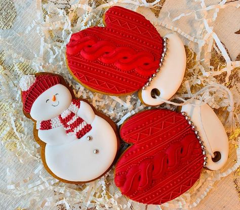 Gingerbread Snowman Cookies, Gingerbread Cookies Snowman, Gingerbread Cookies Design, Gingerbread Snowman, Christmas Gloves, Xmas Cookie, Gingerbread Ideas, Snowman Cookies, Xmas Cookies