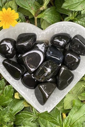 Black Gemstones, Black Stones, Reiki Stones, Onyx Crystal, Android Wallpaper Flowers, Pretty Rocks, Tumbled Stones, Crystal Grid, Onyx Stone