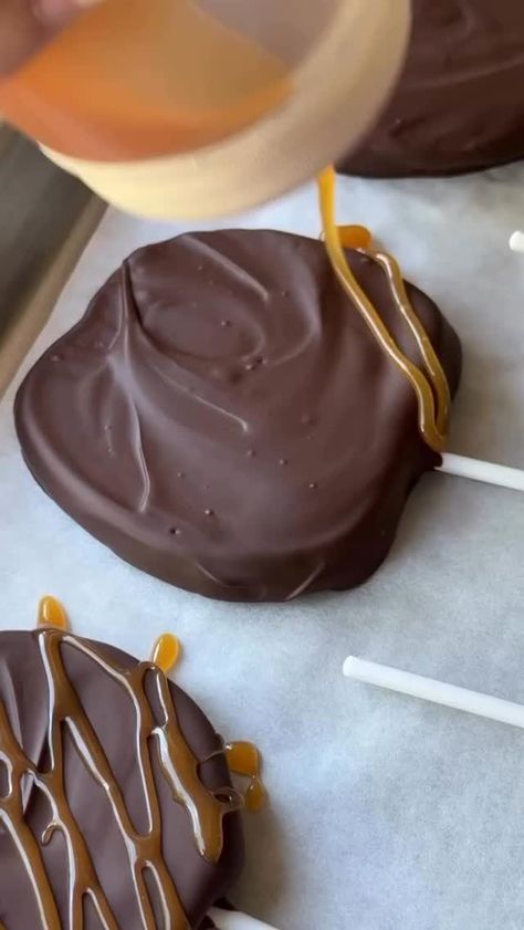 Food Paradise (@foodparadise42) on Threads Chocolate Covered Apple Slices, Chocolate Covered Apples Slices, Thanksgiving Sweets, Chocolate Covered Apples, Gourmet Apples, Chocolate Covered Treats, Caramel Syrup, Halloween Chocolate, Semi Sweet Chocolate Chips