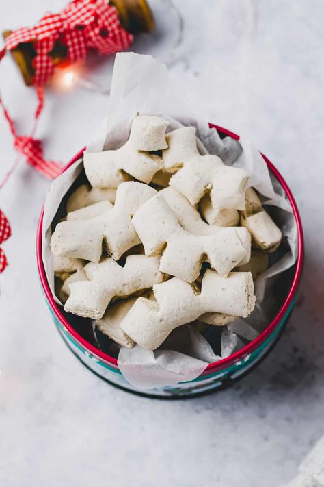 Anise Cookies are one of the most popular and beloved Swiss Christmas cookies! They have a unique flavor, are very crisp, yet have a soft core! Swiss Cookies, Anise Cookie Recipe, Lasagna With Bechamel Sauce, German Plum Cake, Swiss Christmas, Almond Crescent Cookies, Vegan Gingerbread Cookies, Christmas Cookies Recipe, Winter Holiday Recipes