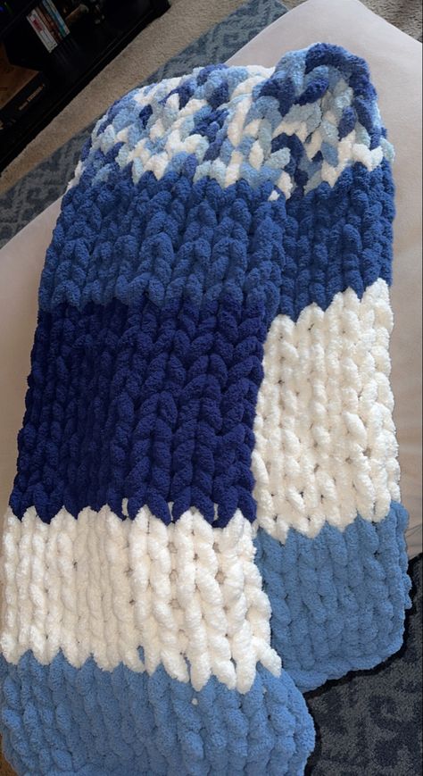 Puffy Yarn Blanket, Puffy Crochet, Puffy Blanket, Alize Puffy, Crochet Blanket Scarf, Chunky Yarn Blanket, Finger Knitting Projects, Hand Knitting Diy, Chunky Crochet Blanket Pattern