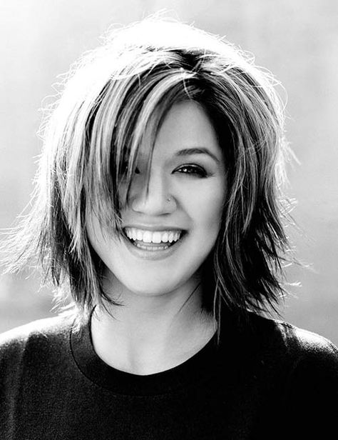 29. Kelly Clarkson Kelly Clarkson Hair, Round Face Celebrities, Grow Eyebrows, Celebrity Short Hair, Medium Bob Hairstyles, Kelly Osbourne, Hair And Beauty, Kirsten Dunst, Kelly Clarkson