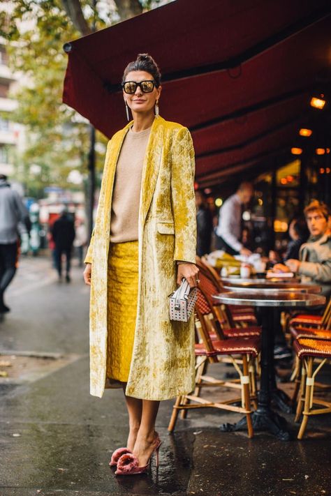 Giovanna Battaglia Engelbert, Giovanna Battaglia, Yellow Coat, Casual Chique, Moda Chic, Cooler Look, Looks Street Style, Street Style Winter, Street Style Paris