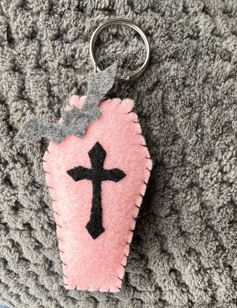 Handmade felt coffin keychain made by me . These are cute and durable keychains. Can be made with any colors, with or without the bat as well 😊 Useful Felt Crafts, Cardboard Keychain, Felt Sheet Art, Diy Sewn Keychain, Goth Gifts Diy, Emo Crafts Diy, Sewn Keychain, Felt Potion Bottle, Goth Diys