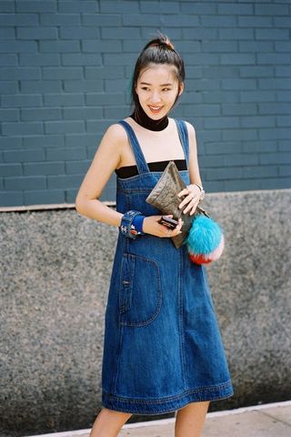 New York Fashion Week SS 2015....Irene Jeans Dress Outfit, Denim Dress Fall, Denim Dress Outfit, Vanessa Jackman, Denim Pinafore Dress, Denim Pinafore, Denim Apron, Street Dress, Style Star