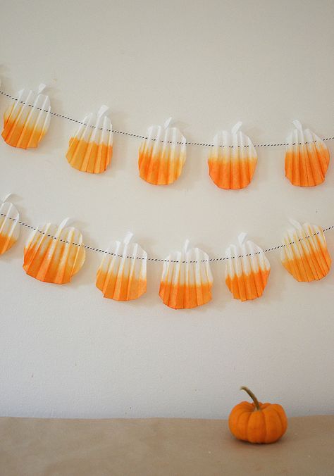 Make this pumpkin garland for Halloween or Thanksgiving from coffee filters and orange watercolor. Spider Decorations, Orange Food Coloring, Coffee Filter Crafts, Coffee Filter Flowers, Pumpkin Template, Fun Fall Crafts, Pumpkin Garland, Art Bar, Coffee Crafts