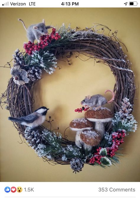 Felted Wreath, January Wreath, Animal Wreaths, Mushroom Wreath, Felted Brooches, Bird Wreath, Creative Wreaths, Mushroom Crafts, Needle Felting Diy