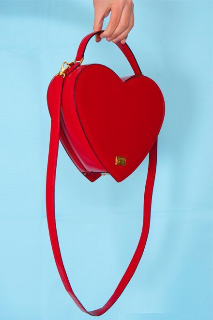 This vintage accessories need to be in your house just ready to rock some vintage industrial style Heart Shaped Purse, Vintage Moschino, Heart Bag, Cute Bags, Aphrodite, Beautiful Bags, Bago, Vintage Accessories, Red Heart