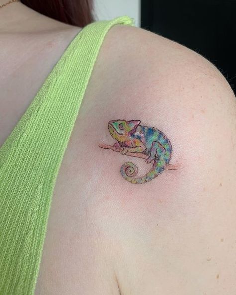 Small Animal Tattoo Ideas, Small Animal Tattoo, Bearded Dragon Tattoo, Baby Chameleon, Gecko Tattoo, Chest Tattoo Stencils, Chameleon Tattoo, Lizard Tattoo, Tattoo Over Scar