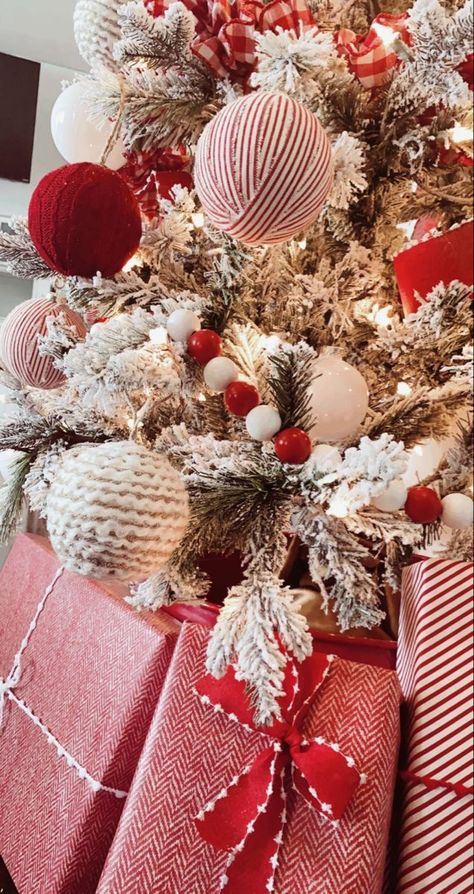 Farmhouse Red And White Christmas Tree, Red Boho Christmas Tree, Red White And Beige Christmas Tree, Red White And Tan Christmas Tree, Red Cream And Gold Christmas Decor, Beige And Red Christmas Tree, Glam Christmas Aesthetic, Red And Beige Christmas Tree, Neutral And Red Christmas Tree