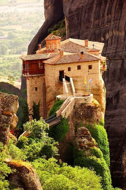 Entry Bridge, Meteora, Greece / pinme.gr Meteora Greece, Magic Places, Place Of Worship, Old Building, Macedonia, Greece Travel, Places Around The World, Albania, Mykonos