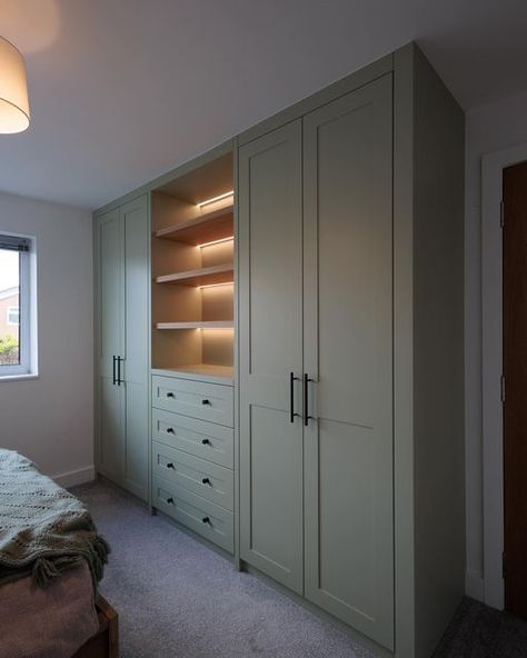 Lymm Fitted Furniture on Instagram: "Shaker fitted wardrobe….  Another fitted wardrobe installed On this wardrobe the customer opted for shaker style doors finished in f&b - vert de Open shelving with led lighting from @hafeleuk  Internals and shelves made from @finsauk roble natural mesura Handles from @plankhardware  Soft close hinges and drawers using only the best @blum_uk from @ldl_online   All our fitted furniture is made and sprayed in our workshop in Lymm, Cheshire  #fittedfurniture #fittedwardrobes #wardrobe #wardrobeinteriors #bedroomdecor #bedroominspo #bedroom #storage #storagesolutions #storageideas #closet #lymm #cheshire #thursday #instagram #instadaily #photography #photooftheday #ledlighting #hafele #vertdeterrefarrowandball" Built In Wall Wardrobe Ideas, Built In Wardrobe Ideas With Drawers, Fitted Wardrobe With Tv Built Ins, Small Room Fitted Wardrobes, Wardrobe Area In Bedroom, Wall Length Wardrobe, Built In Robe Layout, Cozy Bedroom Wardrobe, Wardrobe Bookshelf Ideas