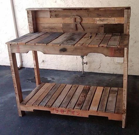 Upcycled pallets - garden workbench. Simple, cheap, and easy. Pallet Potting Bench, Potting Table, Pallet Bench, Outdoor Furniture Plans, Pallet Outdoor, Potting Bench, Pallets Garden, Pallet Crafts, Work Bench