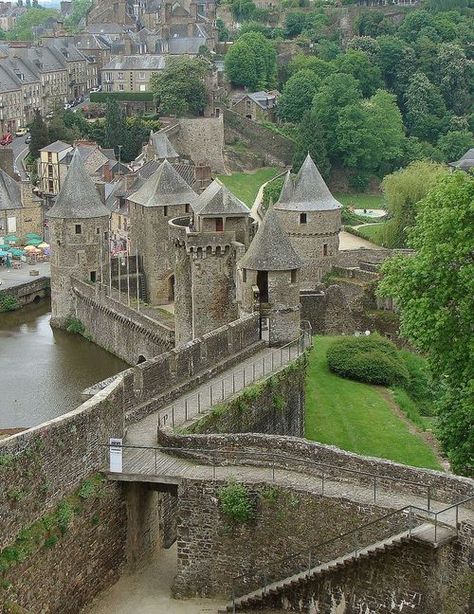 Castle Rampart - Brittany, North West France) Real Estat, Brittany France, Castle Ruins, Chateau France, Beautiful Castles, A Castle, Medieval Castle, Old Buildings, Beautiful Buildings