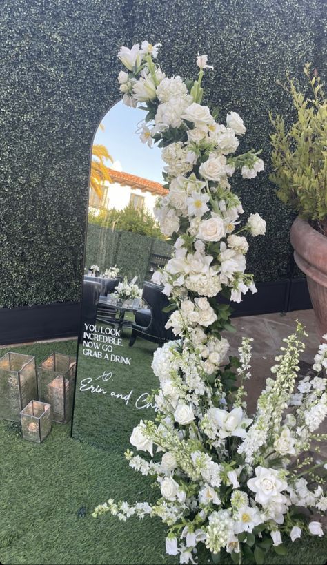 Wedding Mirror Sign With Flowers, Wedding Mirror With Flowers, Wedding Mirror Ideas, Mirror Wedding Signage, Entrance Decoration Wedding, Dekor Nikahan, Event Mirror, Flower Mirror Frame, Winery Reception