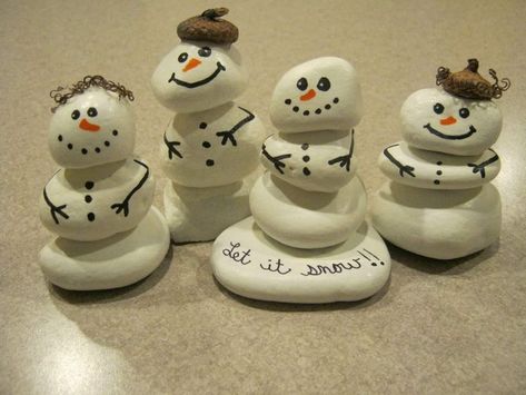 Rock Snowman Craft, Pebble Snowman, Christmas Pebble Art Ideas, Rock Snowmen, Christmas Stone Painting Ideas, Funny Christmas Crafts, Stone Christmas Ornaments, Rock Christmas Ornaments, Winter Rock Painting Ideas