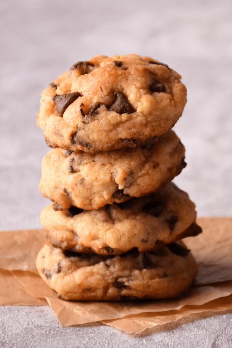 This Ghirardelli chocolate chip cookie recipe is an American classic! Learn how to make it, plus, get tips for making the best cookies you've ever had. Ghiradelli Chocolate Chip Cookies, Ghirardelli Chocolate Chip Cookies, Ghirardelli Recipes, Desserts With Chocolate Chips, Dark Chocolate Chip Cookies, Milk Chocolate Chip Cookies, Ghirardelli Chocolate, Frozen Cookies, Cookie Cake Recipe