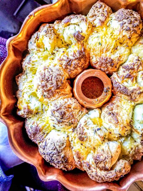 Garlic Cheese Monkey Bread Recipe, Garlic Pull Apart Bread Bundt, Cheesy Garlic Monkey Bread Pull Apart, Garlic Butter Monkey Bread, Bundt Pan Cheesy Bread, Bundt Pan Pull Apart Bread, Cheesy Rolls Pull Apart, Pull Apart Garlic Bread Bundt Pan, Cheesy Monkey Bread Pull Apart