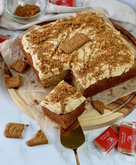 Easy Traybake Recipes Uk, Traybake Cake, Biscoff Cake, White Chocolate Blondies, Biscoff Recipes, Spring Baking, Tray Bake Recipes, Caramel Topping, Best Cake Recipes