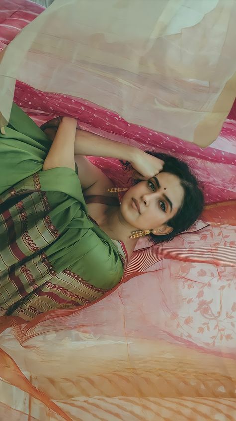 Sanya Malhotra Saree, Aesthetic Saree Photography, Vintage Photography Women, Sanya Malhotra, Studio Photography Fashion, Self Photography, Beautiful Photoshoot Ideas, Saree Poses, Photography Inspiration Portrait