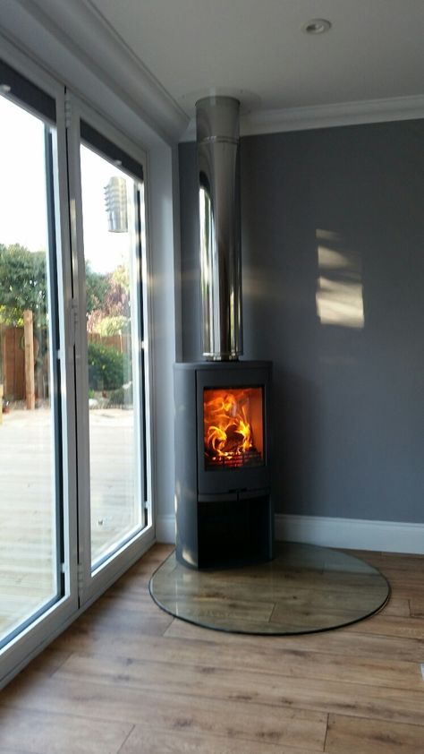 A Contura 810 in grey with a Tear Drop glass hearth. Kitchen Log Burner, Corner Log Burner, Corner Wood Stove, Wood Burner Fireplace, Wood Burning Stoves Living Room, Log Burner Living Room, Kombi Home, Room Extensions, Open Plan Kitchen Living Room