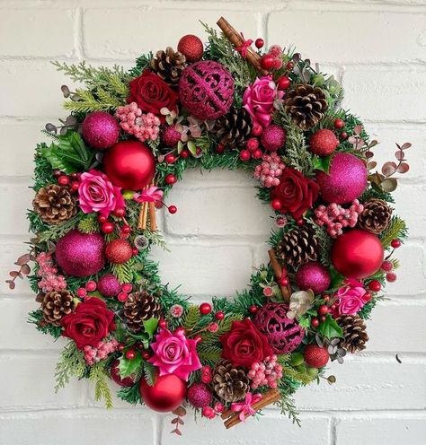 Pink Red Christmas, Christmas Wreath Pink, Hot Pink Christmas, Pink Christmas Wreath, Bauble Wreath, Red Christmas Wreath, Rosé Christmas, Red Christmas Decor, Pink Christmas Decorations