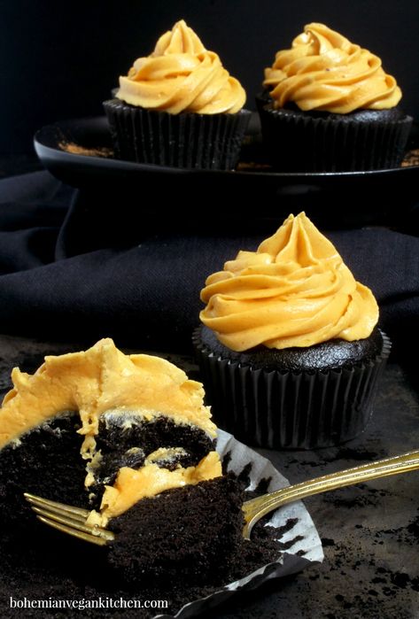 Vegan Halloween Desserts, Vegan Halloween Recipes, Vegan Halloween Treat, Recipes For Halloween, Flavored Cupcakes, Vegan Cupcake Recipes, Vegan Cupcake, Vegan Halloween Food, Halloween Food Cupcakes