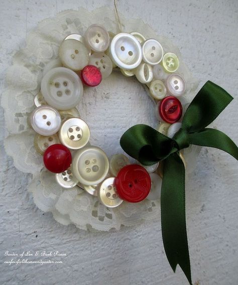 Vintage Button Wreath Ornaments - Love to make and give handmade gifts, watching your budget or want to stay far from the maddening crows this time of year? Wel… Button Wreath, Buttons And Bows, Diy Valentines Day Wreath, Wreath Ornaments, Button Ornaments, Shiny Brite Ornaments, Christmas Buttons, 3d Christmas, Christmas Ornament Crafts