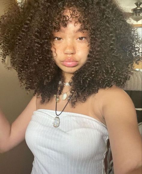 #explore #explorepage #pretty Curly Hairstyles Down, Coily Hairstyles, 3c Hair, Beautiful Curly Hair, Hairdos For Curly Hair, Coily Hair, Hair Inspo Color, Long Curly Hair, Curly Girl