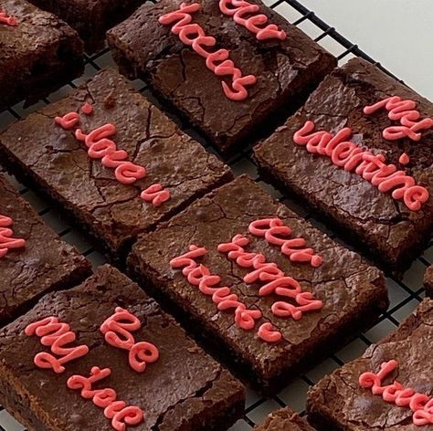 Chocolate Brownies Aesthetic, Brownies Astethic, Brownie With Message, Brownie Message, Brownie Ideas Creative, Brownie Decorating Ideas Design, Brownie Decoration, Brownie Decorating Ideas, Brownie Aesthetics