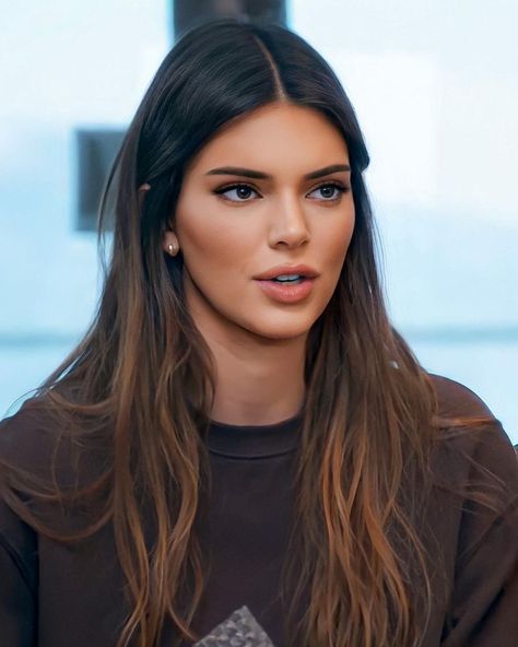 Kendall Jenner Hair Color, Kendall Jenner Hair, Stile Kendall Jenner, Kylie Hair, Jenner Hair, Kendall Jenner Makeup, Brown Hair Inspo, Brunette Hair With Highlights, Honey Blonde Hair