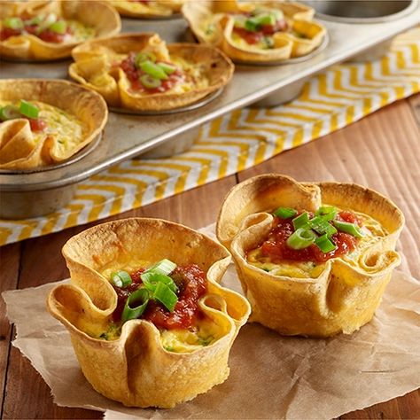 A muffin tin recipe with eggs, fresh jalapeno and cheese baked inside corn tortillas and topped with salsa for Mexican Egg Cups Loaded Chili, Mexican Egg, Chili Nachos, Make Ahead Brunch Recipes, Mexican Eggs, Egg Tortilla, Tortilla Cups, Dessert Nachos, Make Ahead Brunch