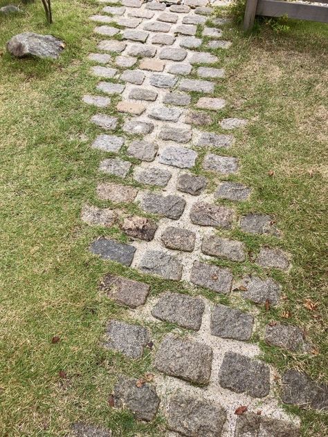 Stepstone Pathway, Garden Paving, Garden Walkway, Recycled Garden, Stone Path, Have Inspiration, Garden Pathway, Garden Landscape Design, Garden Cottage