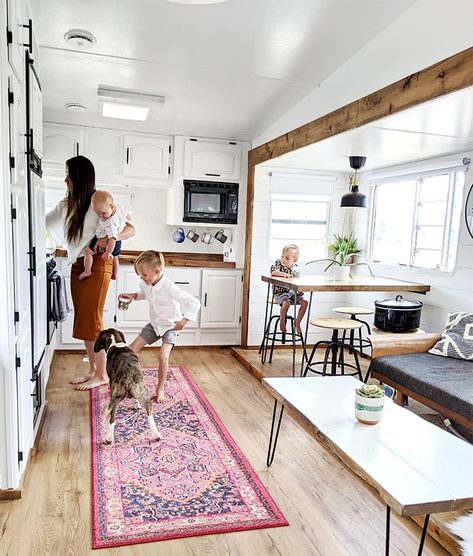 This family transformed their RV into a tiny modern farmhouse! Featuring @WhiteHouseMuddyFeet on MountainModernLife.com #rvreno #rvtour #campermakeover #rvrenovation #rvinspiration #tinyhome #modernfarmhouse #fifthwheel #camper Tiny Modern Farmhouse, Reka Bentuk Rumah Kecil, Farmhouse Camper, Caravan Vintage, Camper Diy, Airstream Remodel, Airstream Interior, Camper Trailer Remodel, Diy Camper Remodel