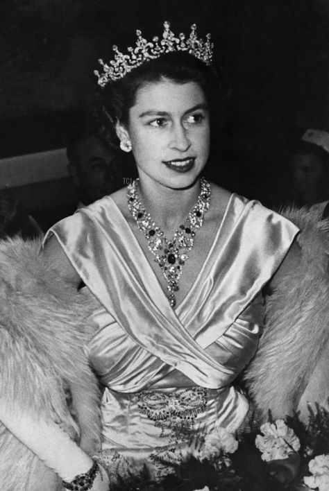 Young Queen Elizabeth, Royal Crown Jewels, Rainha Elizabeth Ii, Hm The Queen, Reine Elizabeth Ii, Royal Tiaras, British Royal Families, Elisabeth Ii, Princess Elizabeth