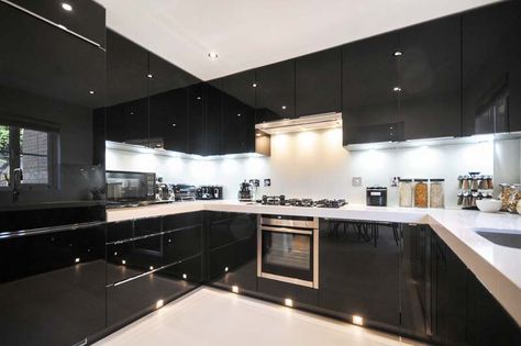 24 Stylish Black and White U-Shaped Kitchen | Home Design Lover White Glossy Kitchen, Kitchen Home Design, Glossy Kitchen, Bedroom Interior Design Modern, Kitchen Cabinet Inspiration, Modern Black Kitchen, Black Kitchen Decor, Creative Interior Design, U Shaped Kitchen