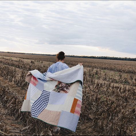 Quilt Shoot Ideas, Quilt Couple Photography, Quilting Photography, Quilt Photoshoot, Old Quilt Aesthetic, Quilted Picnic Blanket, Quilt Photography, Picnic Photoshoot, Rustic Quilts