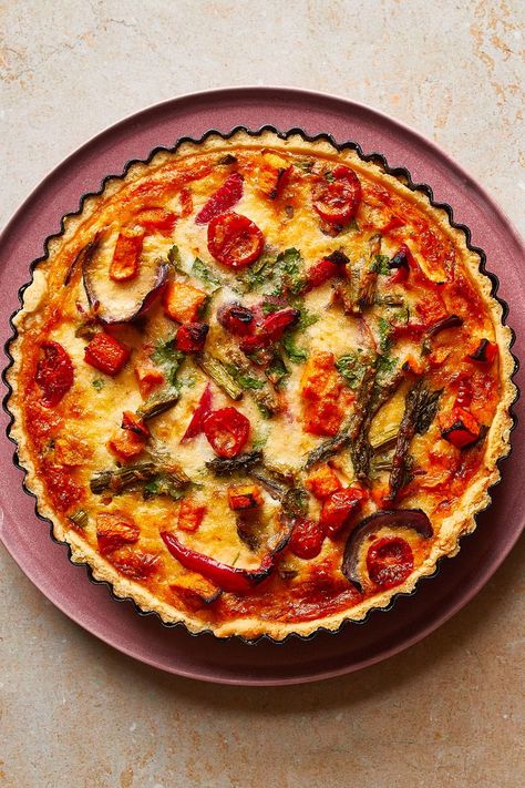 Use Up Your Roasted Vegetables in This Delicious Quiche Recipe Summer Produce Recipes, Vegetable Quiche Recipes, Vegetarian Quiche Recipes, Overnight Breakfast Recipes, Summer Vegetarian Recipes, Vegetarian Quiche, Delicious Quiche, Vegetable Quiche, Produce Recipes