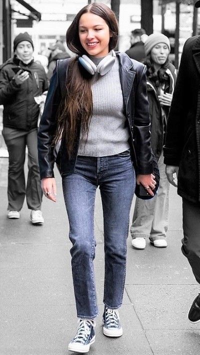 Olivia Rodrigo in New York City, New York on Thursday 12/01/2023 #VeronicaTasmania Olivia Rodrigo Street Style, Olivia Rodrigo Style, Style 2023, City New York, Winter Fits, Celebrity Street Style, Street Outfit, Olivia Rodrigo, Style Board