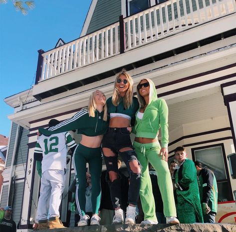 1,426 Likes, 13 Comments - relatablemoods on VSCO✨🥰 (@relatablemood5) on Instagram: “Going Green💚 - love these outfits✨🍒 - so excited for the warm weather and break💖…” St Pattys Outfit, St Pattys Day Outfit, Party Outfit College, Outfit College, Outfits College, Friends Pic, Tailgate Outfit, St Patrick's Day Outfit, College Aesthetic