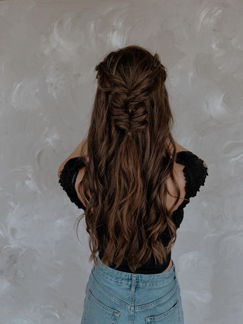 Fishtail Wedding Hair, Waves Bridal Hair, Cute Curly Hairstyle, Hair Inspo Long, Fishtail Braid Wedding, Curly Hairstyle Ideas, Bridal Fishtail Braid, Hair Color Guide, Half Up Half Down Hairstyle