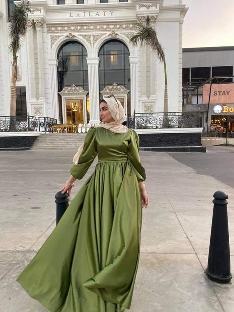 Graduation Dress Hijab Simple, Silk Dresses Modest, Satin Dresses Modest, Modest Satin Dresses, Simple Satin Dress Hijab, Hijabi Satin Dress, Simple Dresses For Hijab, Green Dress Hijab, Hijab Dresses Soiree