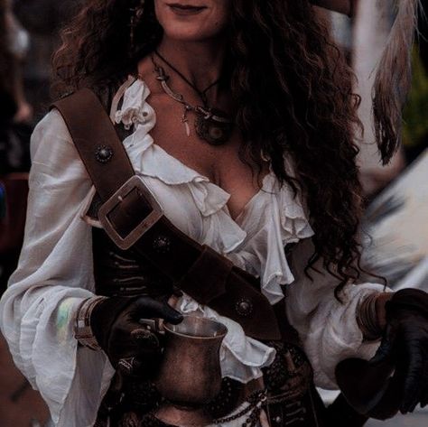 Pirate Captain Woman, Fantasy Pirate Aesthetic Outfit, Pirate Female Aesthetic, Lady Pirate Aesthetic, Sapphic Pirates, Pirate Aesthetic Female, Pirate Princess Aesthetic, Fantasy Pirate Aesthetic, Pirate Woman Aesthetic