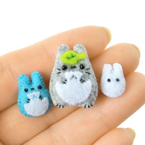 Totoro Diy, Felt Plushie, Totoro Plush, Felt Animal Patterns, Softie Pattern, Felt Crafts Diy, Cute Sewing Projects, Plushie Patterns, Sewing Stuffed Animals