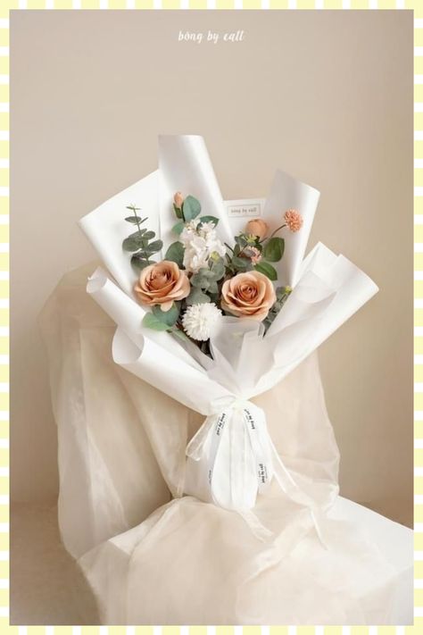 [Promotion] 94 Trendiest Small Flower Bouquet Guides To Check Out Straight Away #smallflowerbouquet Simple Birthday Bouquet, Small Korean Bouquet, Small Bouquet Of Flowers Gift, Graduation Flowers Bouquet Ideas, Graduation Bouquet Ideas, Flowers Simple Bouquet, Simple Bouquet Of Flowers, Korean Bouquet, Graduation Flowers Bouquet