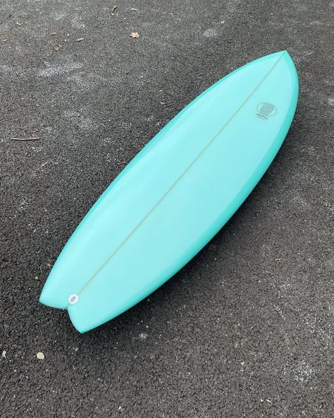 Surfboard shortboard blue turquoise , thruster , polish finish Surf Boards, Surfboard Art, Surf Art, Bleu Turquoise, Blue Ombre, Board Ideas, Turquoise Blue, Surfboard, Surfing