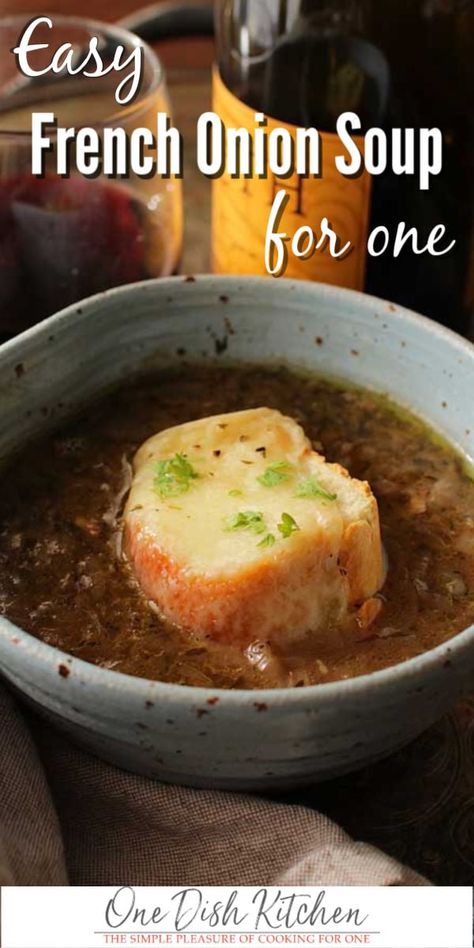 Easy recipe showing how to make the best French Onion Soup. This classic soup is made with plenty of caramelized onions and comes complete with a thick piece of toasted bread loaded with creamy Gruyere cheese. Easy step by step video included in the recipe. Soup For One, Best French Onion Soup, One Dish Kitchen, Onion Soup Recipe, Easy Meals For One, Simple Soup, Recipe For 1, French Onion Soup Recipe, Onion Soup Recipes