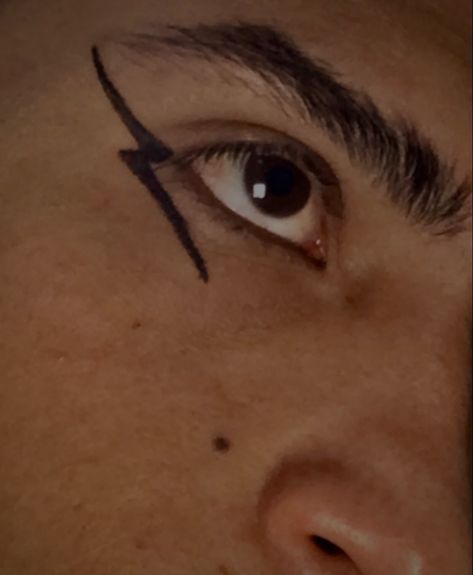 Masculine Graphic Eyeliner, Cool Eyeliner Designs, Boys Eyeliner, Eboy Makeup, Eyeliner Art, Gold Eyeliner, Eyeliner Designs, Graphic Eyeliner, Eyeliner Makeup